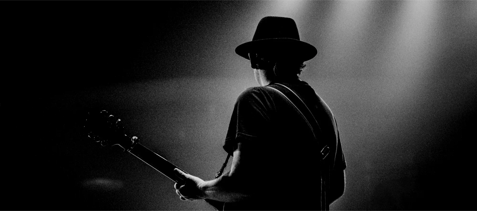 Gitarist som spiller på scenen